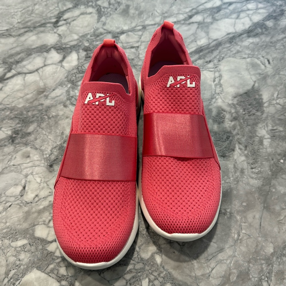 APL Techloom Bliss Sneakers, size 9